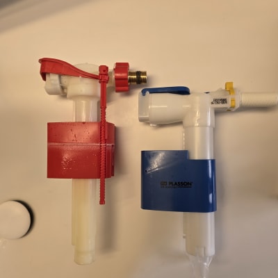 שני חלקי אינסטלציה עם חיבורים וצינורות