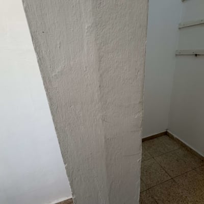 קיר צבוע עם רצפת אריחים