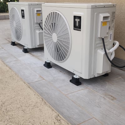 שתי יחידות חיצוניות של מזגן מותקן על רצפה