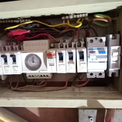 לוח חשמל עם מפסקים וחוטי חשמל צבעוניים