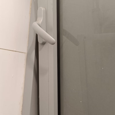 חלון עם ידית פתיחה בחדר אמבטיה