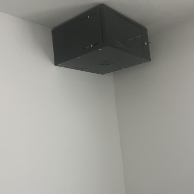 ארון חשמל מותקן על תקרה בפינה