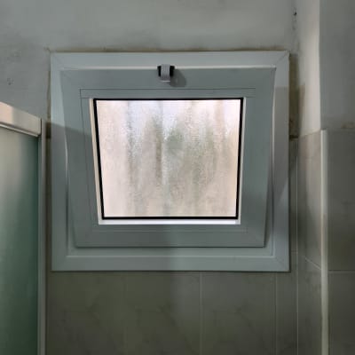 חלון אלומיניום עם זכוכית חלבית