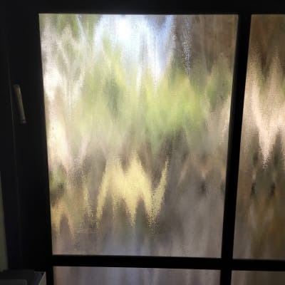 זכוכית מטושטשת עם מסגרת שחורה