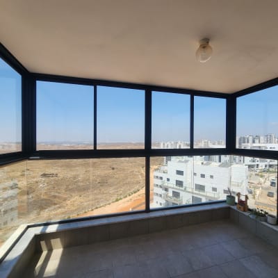 מסגרת אלומיניום שחורה לחלונות זכוכית