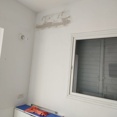 קיר עם סימני תיקון למזגן