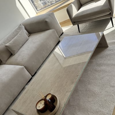 שולחן זכוכית בסלון עם נוף עירוני מחלון גדול