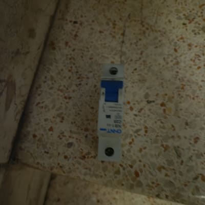 מפסק חשמלי על רצפת אבן