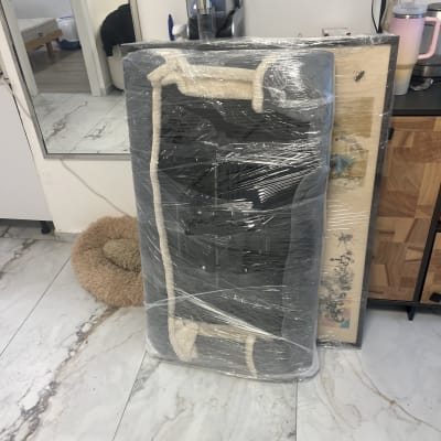 חפצים עטופים בניילון מוכנים להובלה