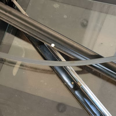 חלקי מתכת וזכוכית על שולחן