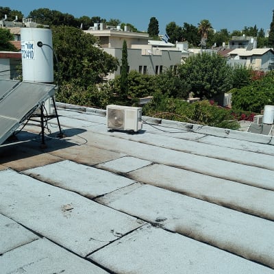 גג עם לוחות סולאריים ומערכת מיזוג אוויר