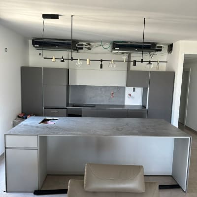 מערכת מיזוג אוויר מותקנת על הקיר העליון