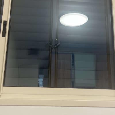 חלון אלומיניום עם תריסים סגורים