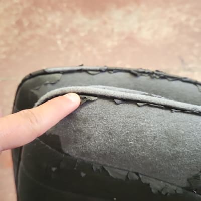 אצבע מצביעה על ריפוד מתקלף של כיסא