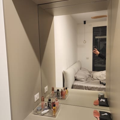 מראה עם מוצרי טיפוח על מדף