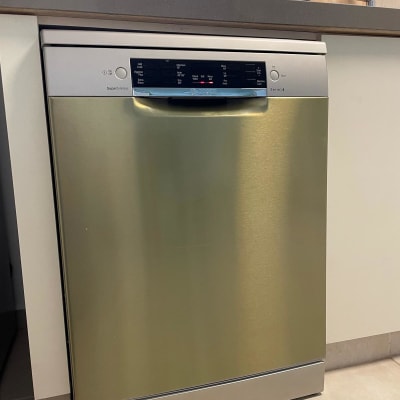 מדיח כלים נירוסטה במטבח מודרני