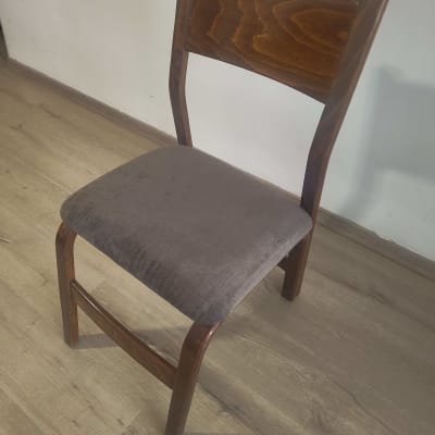 תמונה של כיסא עץ עם מושב מרופד