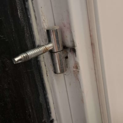 ציר דלת מתכת מותקן במסגרת דלת