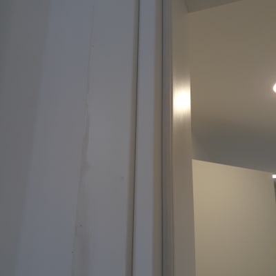 קיר עם סימני לכלוך או כתמים