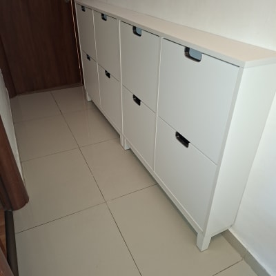 ארון לבן עם דלתות במעבר צר