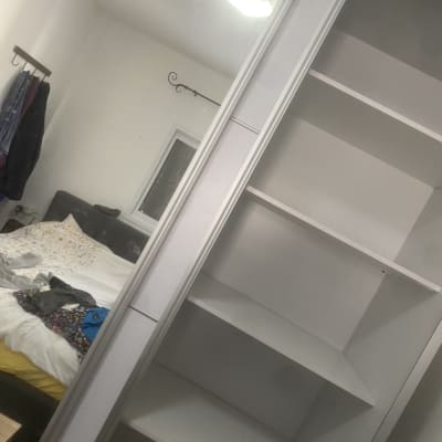 ארון מדפים ריק עם דלת מראה