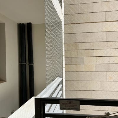 רשת מתכת מותקנת למניעת כניסת יונים במרפסת
