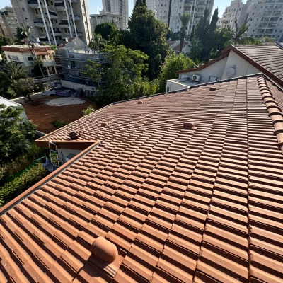 גג רעפים אדומים עם מספר כיפות אוורור