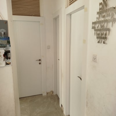 שלוש דלתות לבנות עם ידיות מתכת