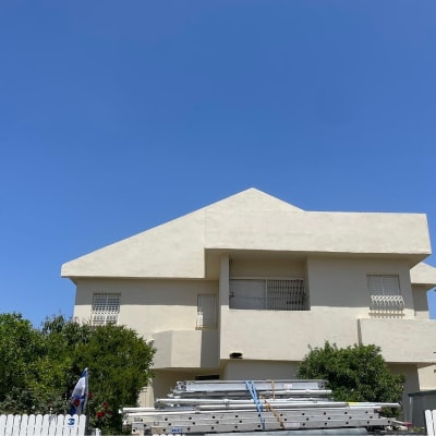 ערימות של קורות מתכת מונחות על הקרקע