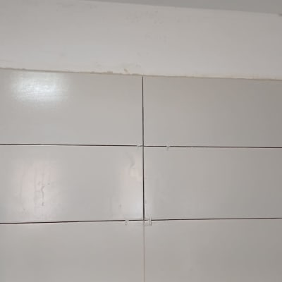 אריחי קרמיקה מותקנים על קיר עם חיבורים