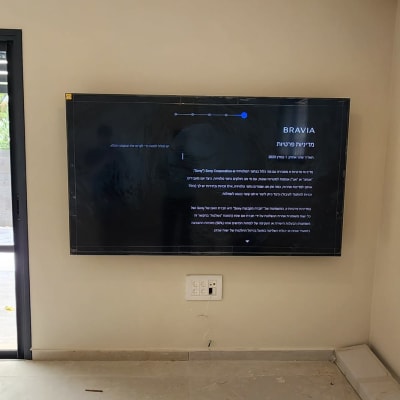 טלוויזיה מותקנת על קיר בחדר ריק