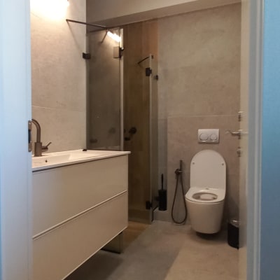 חדר אמבטיה עם מקלחון, כיור ושירותים