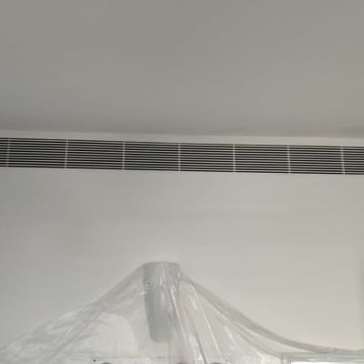 קיר צבוע עם יריעת ניילון לכיסוי רהיטים