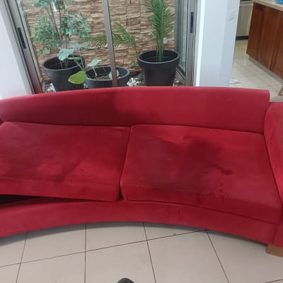 ספה אדומה עם כתמים על הריפוד