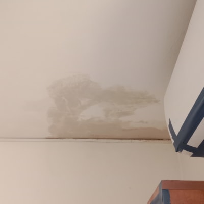 תקרה עם סימני רטיבות ותיקונים