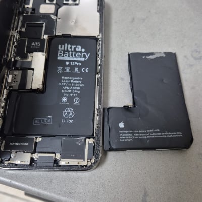סוללת אייפון מנותקת עם רכיבים פנימיים גלויים