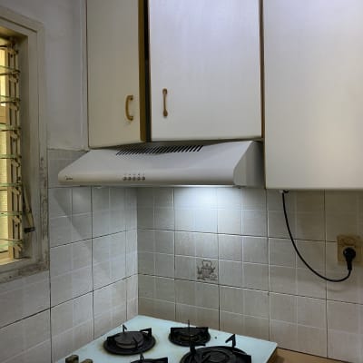 מטבח עם ארונות, כיריים וקולט אדים