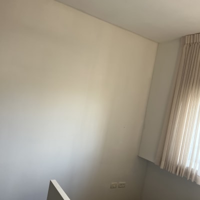 קיר גבס לבן עם שקעי חשמל