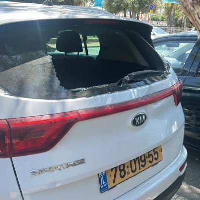 חלון אחורי שבור של רכב קיה לבן