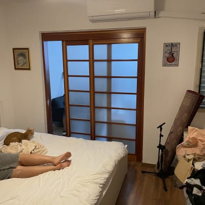 דלת זכוכית עם מסגרת עץ בחדר שינה