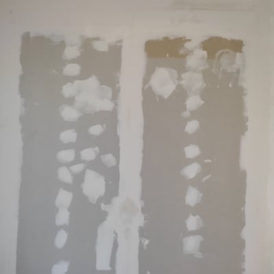 קיר גבס עם תיקוני שפכטל לבנים