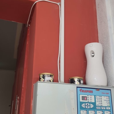 לוח בקרה של מערכת כיבוי אש על קיר אדום