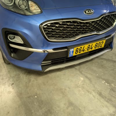 חזית רכב כחול עם לוחית רישוי ישראלית