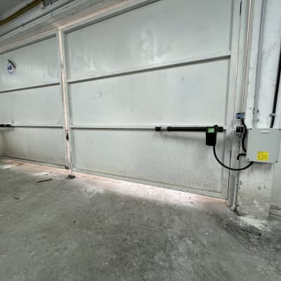 שער חשמלי עם מנוע ומערכת בקרה