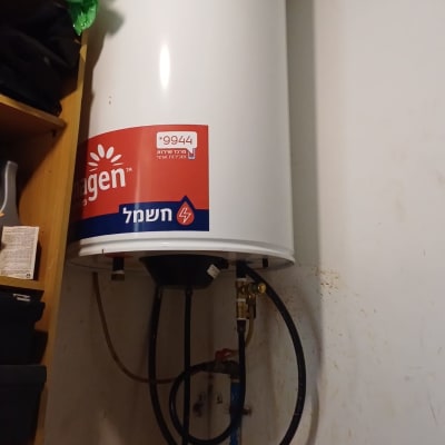 דוד שמש מותקן על קיר עם צינורות חיבור