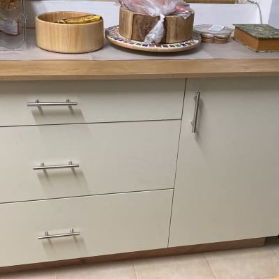 ארון מטבח עם מגירות וידיות מתכת