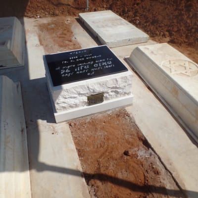 מצבות עם כיתוב עברי בבית קברות