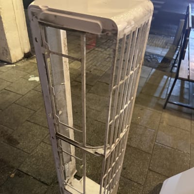 כיסוי מתכת למזגן ברחוב בלילה