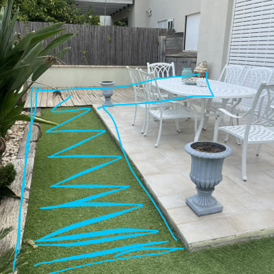 גינה עם דשא סינתטי וריהוט גן לבן