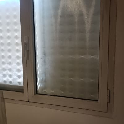 חלון זכוכית עם עיבוי על הזכוכית